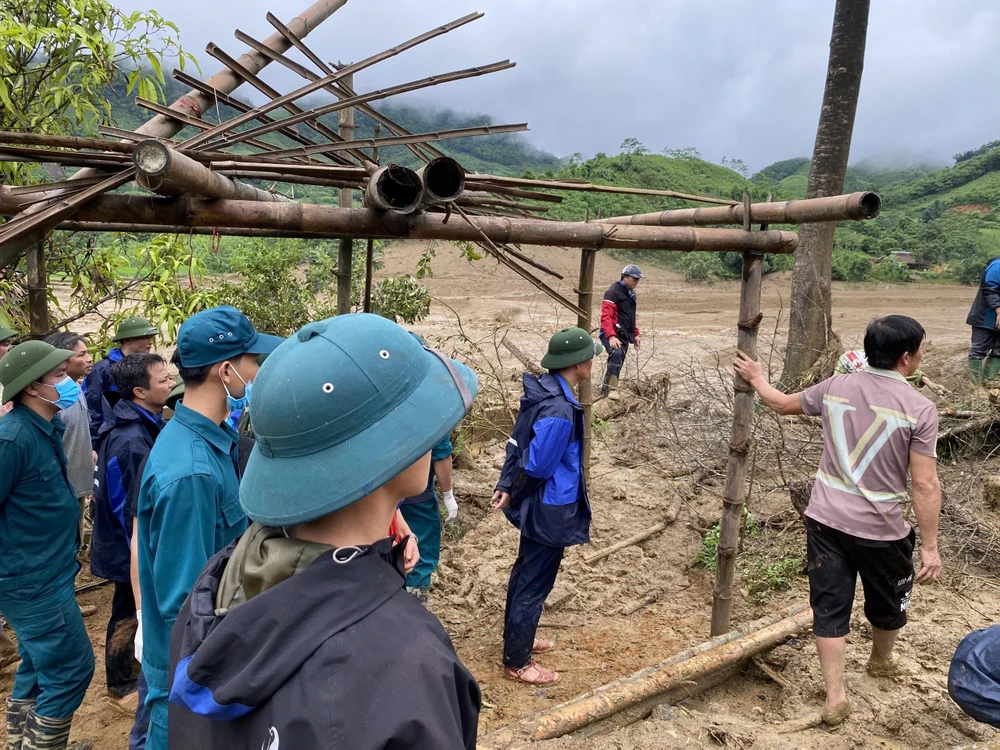 Thảm kịch lũ quét ở Làng Nủ: Người dân tuyệt vọng tìm kiếm người thân mất tích