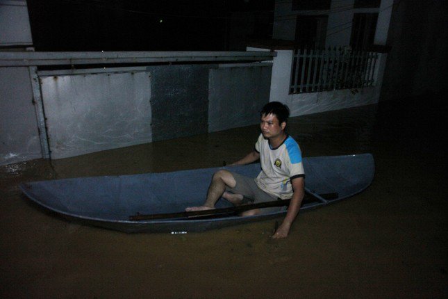 Lũ tràn qua đê ở Bắc Giang, hàng trăm dân sơ tán khẩn cấp