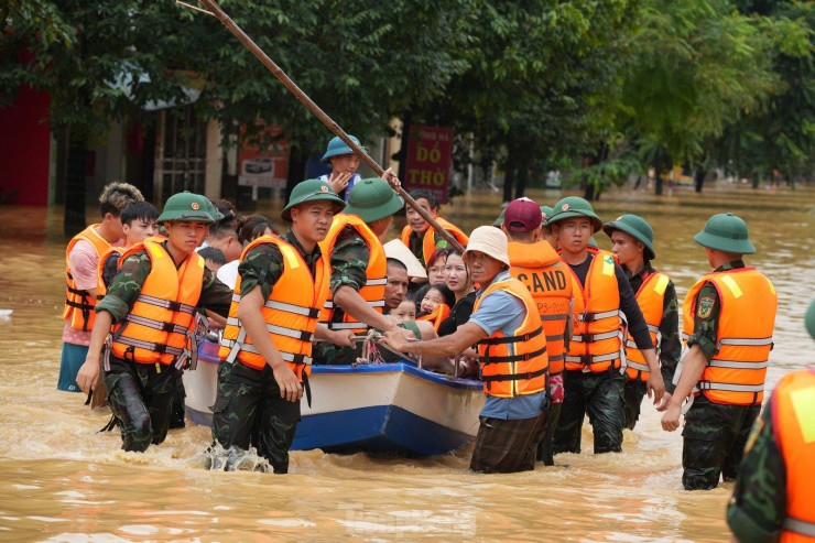 Hình ảnh xúc động trong cơn 'đại hồng thủy' chưa từng có ở Thái Nguyên - 18