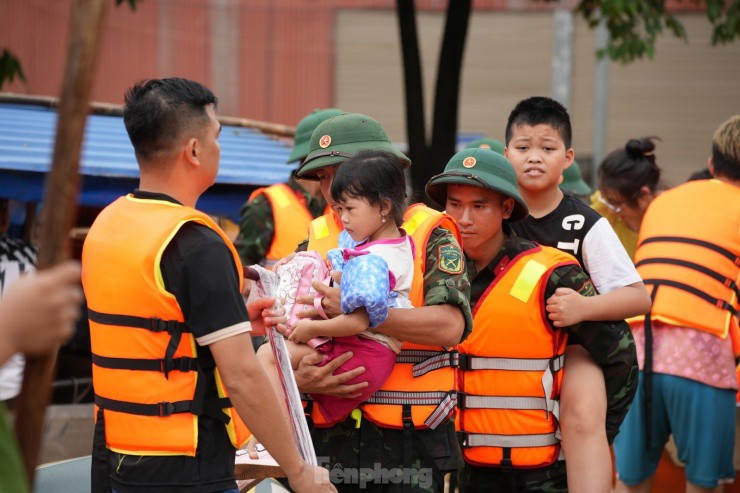 Những chuyến xuồng, thuyền cứu trợ thấm đẫm tình quân dân tại thành phố Thái Nguyên. Ảnh: Hoàng Mạnh Thắng.