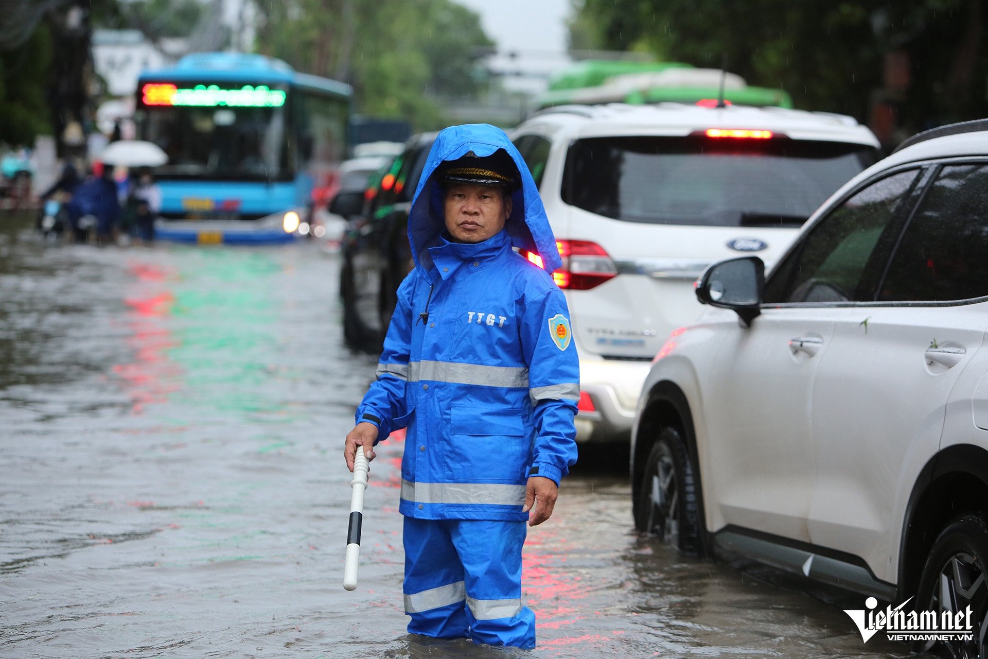 Đường phố Hà Nội ngập sâu, giao thông tê liệt