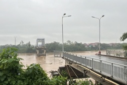 Tin tức trong ngày - Vụ sập cầu Phong Châu: Sáng 10-9 vẫn chưa thể tiến hành cứu hộ, cứu nạn do nước lũ dâng cao, chảy xiết