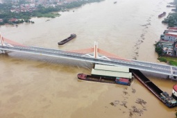 Tin tức trong ngày - Tạm cấm cầu Vĩnh Phú để xử lý tàu mắc kẹt, công binh đã có mặt tại hiện trường