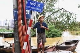 Tin tức trong ngày - Nước sông Hồng mấp mé đường Chương Dương Độ, người dân khẩn trương di dời