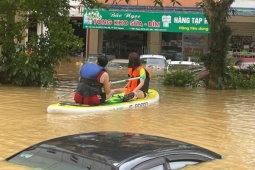 Người Thái Nguyên căng mình trong lũ