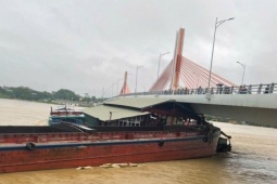 Tin tức trong ngày - Tàu rỗng, nhà nổi trôi tự do mắc kẹt vào cầu Vĩnh Phú