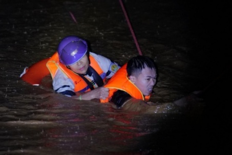 Cuộc giải cứu đầy ngoạn mục: Ba người đàn ông dũng cảm đưa mẹ con mắc kẹt trong đêm nước lũ ở Yên Bái