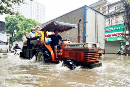 Hà Nội đối mặt nguy cơ ngập lụt trên diện rộng khi nước sông Hồng dâng nhanh