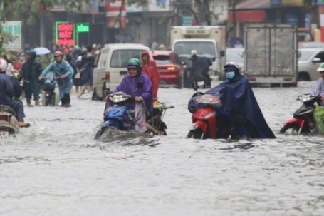 Mưa lớn và nước sông Nhuệ tràn bờ gây ngập sâu tại quận Hà Đông