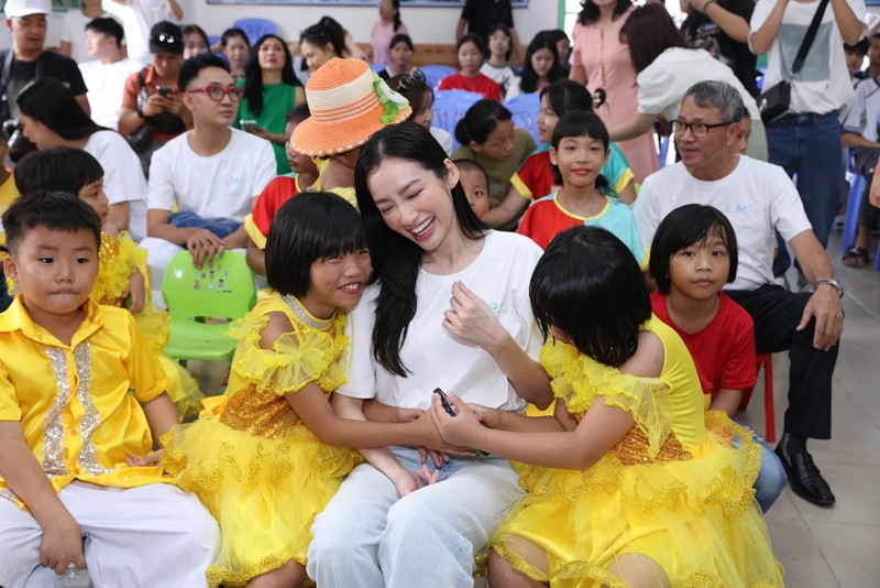 Những tiếng cười giòn tan, những ánh mắt lấp lánh đã tạo nên bầu không khí ấm áp và tràn đầy yêu thương.