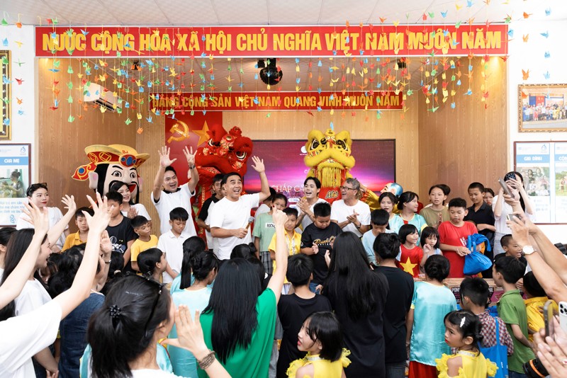 Niềm vui tuổi thơ đong đầy khi được thưởng thức múa lân sư rồng và cùng nhau phá cỗ Trung thu.