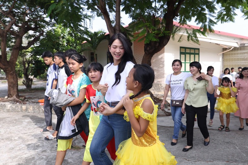 Nhân dịp này đoàn nghệ sĩ cũng có cơ hội tham quan và tìm hiểu mô hình, cách thức hoạt động của Làng, từ đó lên kế hoạch chung tay góp sức hỗ trợ các em nhiều hơn nữa trong tương lai.