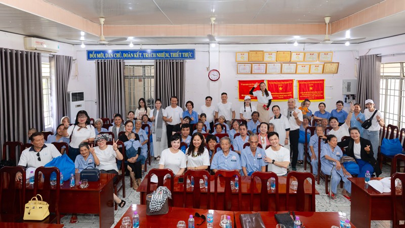 Đoàn nghệ sĩ và đã gửi lời thăm hỏi, động viên và chia sẻ đến những hoàn cảnh kém may mắn tại Trung tâm Bảo trợ xã hội và Công tác xã hội tỉnh.