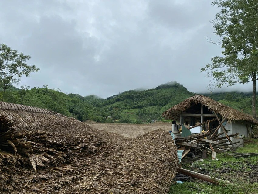 Thảm kịch lũ quét ở Làng Nủ: Người dân tuyệt vọng tìm kiếm người thân mất tích