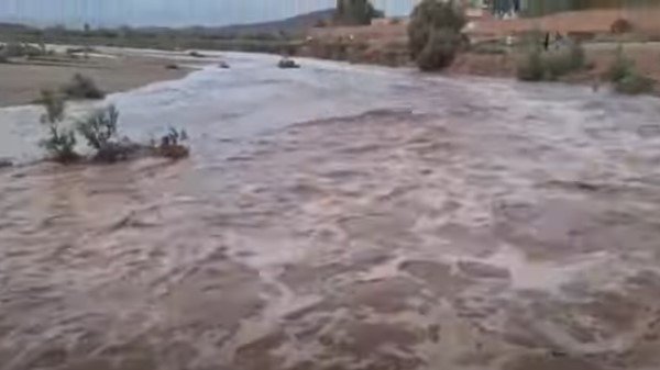 Nước lũ chảy xiết ở Morocco sau 2 ngày mưa lớn. Ảnh: Kanal 13