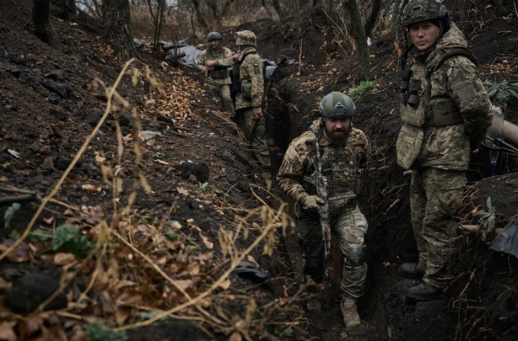 Binh sĩ Ukraine phòng thủ tại một chiến hào gần thành phố Vuhledar. Ảnh: Libkos/Getty Images.