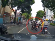 Xe máy - Xe đạp - Clip: Chuyển hướng không quan sát, cô gái đi xe máy bị ô tô đâm ngã sõng soài