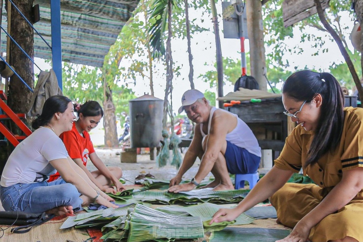 Những ngày này, nhiều nhóm thiện nguyện, các cơ sở nấu bánh chưng trên địa bàn thành phố Đà Nẵng cùng đồng lòng, chung tay chung sức nấu bánh chưng để chuyển ra người dân miền Bắc đang gặp khó khăn trong vùng bão lũ.