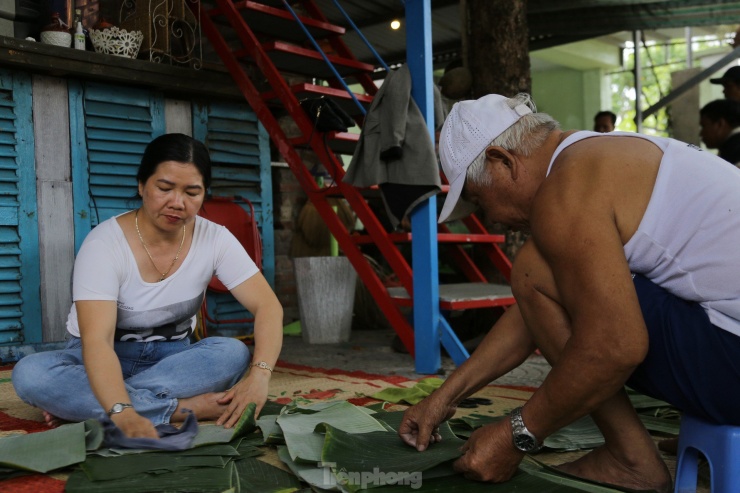 Nhiều người phụ giúp nhau nhanh chóng sớm có bánh để gửi ra vùng lũ.