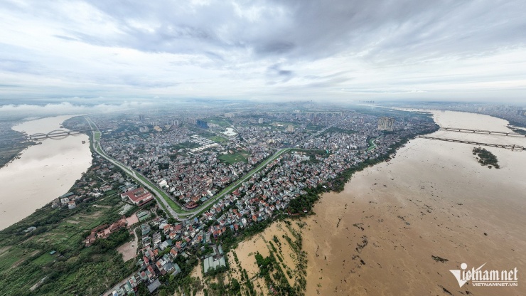 Mực nước tại sông Hồng (bên phải) và sông Đuống địa phận Thủ đô đang mỗi lúc một lên cao. Hình ảnh ghi nhận vào chiều 10/9 khi TP Hà Nội nâng mức cảnh báo lũ trên những con sông lớn chảy quanh Hà Nội, đồng thời rà soát toàn bộ mức độ an toàn của các cây cầu vượt sông. Ảnh: Hoàng Hà