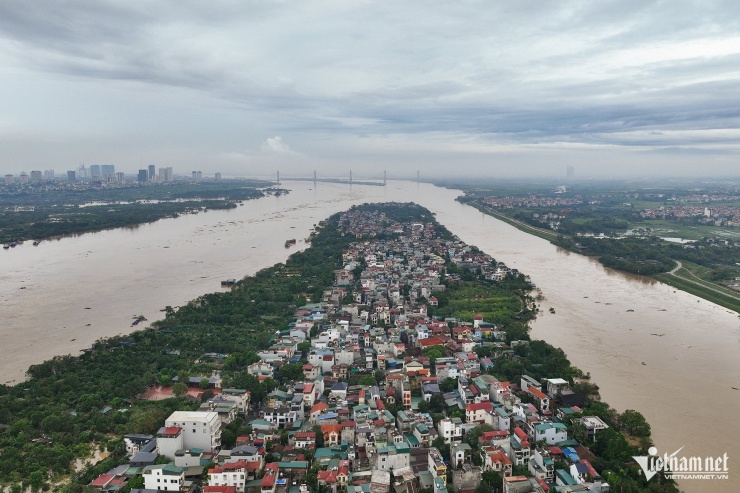 Đoạn giao nhau giữa sông Hồng và sông Đuống tại địa phận Hà Nội. Từ trên cao có thể thấy mực nước đã lên cao hơn bình thường, còn dòng chảy đang tiến về phía hạ lưu. Ảnh: Hoàng Hà