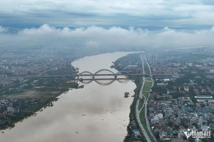 Con sông Đuống đoạn qua cầu Đông Trù, một bên là huyện Đông Anh, một bên là quận Long Biên, nước dâng mấp mé những thửa ruộng chiều 10/9. Ảnh: Hoàng Hà