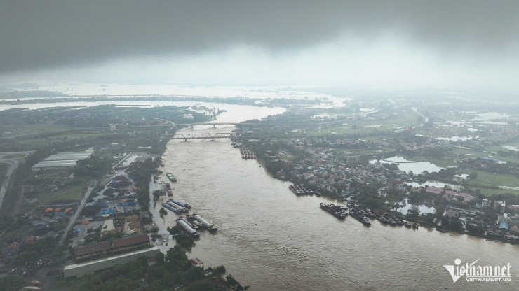 Trong ngày hôm qua, toàn thành phố Việt Trì (Phú Thọ) lúc mưa lúc hửng. Bầu trời nhiều mây đen u ám, còn nước sông vẫn chảy cuồn cuộn từ thượng nguồn về. Ảnh: Hoàng Hà