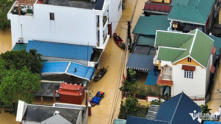 Các ngôi làng ven con sông Bùi đã chìm trong biển nước. Người dân phải di chuyển bằng thuyền. Cách đó không lâu, chừng 1 tháng trước, nhiều xã thuộc các huyện Chương Mỹ, Quốc Oai cũng rơi vào tình cảnh ngập lụt vì mưa lớn kéo dài. Ảnh: Thạch Thảo