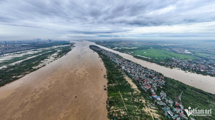 Lũ trên sông Hồng tiếp tục lên nhanh trong các giờ tới. 