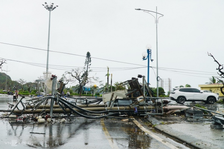 Trạm biến áp gần hồ Tùng Dinh, trung tâm thị trấn Cát Bà bị bão đánh đổ, chưa thể khôi phục. Từ khi bão đổ bộ đến nay, toàn đảo vẫn mất điện.