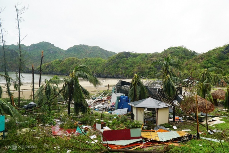 Bãi biển Tùng Thu tan hoang, không một bóng người sau bão.