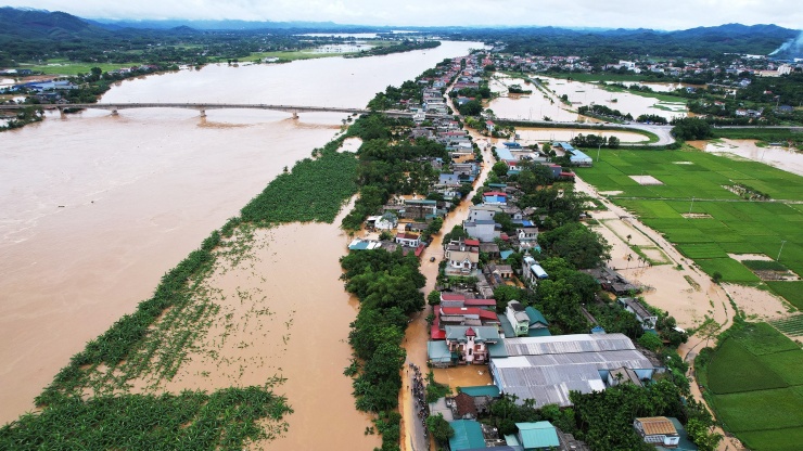 Phú Thọ chống chọi với lũ lớn, nước sông Hồng lên mức lịch sử