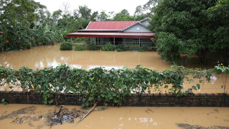 Phú Thọ chống chọi với lũ lớn, nước sông Hồng lên mức lịch sử