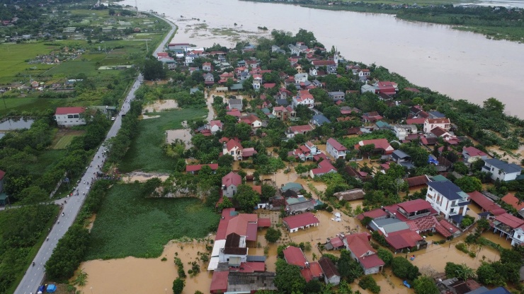 Phú Thọ chống chọi với lũ lớn, nước sông Hồng lên mức lịch sử