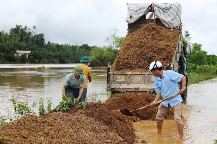 Phú Thọ chống chọi với lũ lớn, nước sông Hồng lên mức lịch sử