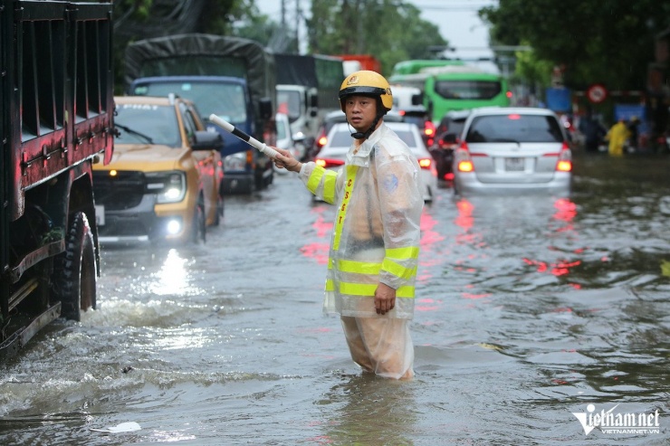 Mưa lớn gây ngập lụt, sạt lở nghiêm trọng trên nhiều tuyến đường huyết mạch