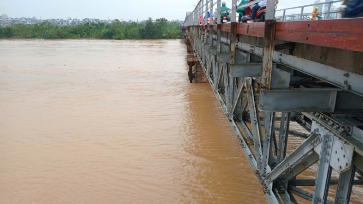 Lũ sông Hồng ở Hà Nội lên mức báo động 2: Nguy cơ ngập lụt cao ở các tỉnh hạ lưu