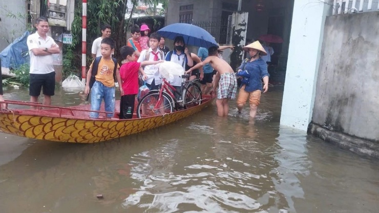 Học sinh được đưa lên thuyền trên con đường tới trường. Ảnh: Phương Đỗ.