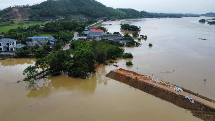 Đê vỡ ở Tuyên Quang: Công tác khắc phục tạm dừng, rào chắn cảnh báo đảm bảo an toàn