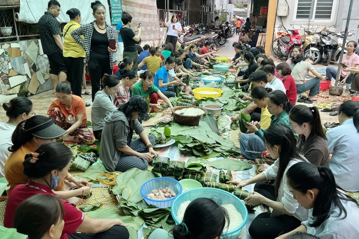 Những chiếc bánh chưng sẽ được bà con Nghệ An hút chân không để bảo quản. Ảnh: Q.H