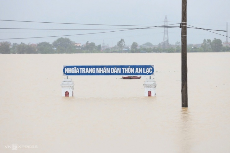 Người Hà Nội bì bõm trong lũ chưa từng có 20 năm qua - 1