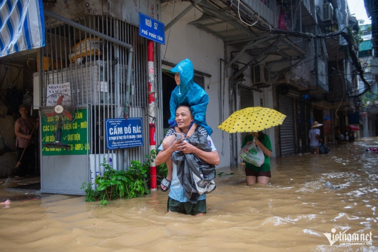 Đưa trẻ nhỏ, người già ở ven đê Hà Nội chạy lụt, nhiều người về quê tránh lũ - 1