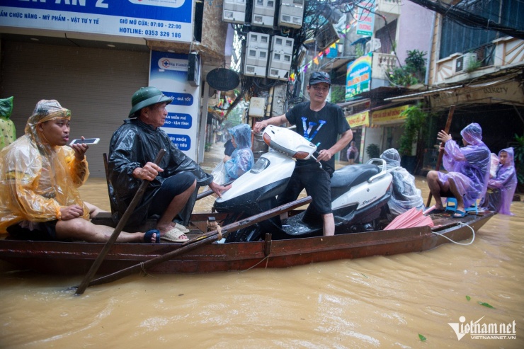 Đưa trẻ nhỏ, người già ở ven đê Hà Nội chạy lụt, nhiều người về quê tránh lũ - 6