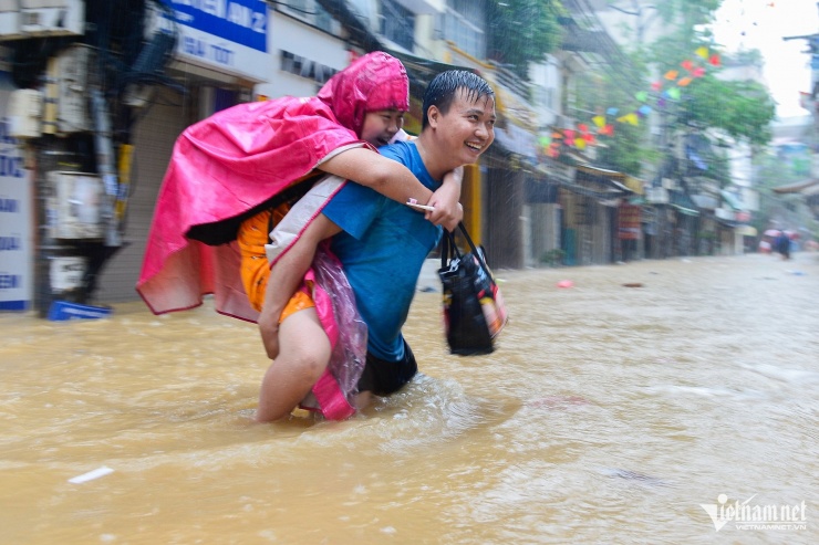 Đưa trẻ nhỏ, người già ở ven đê Hà Nội chạy lụt, nhiều người về quê tránh lũ - 12