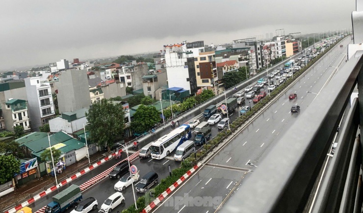 "Thường ngày mưa lớn thì cầu Vĩnh Tuy lưu thông rất dễ dàng, hôm nay có thể do hạn chế xe qua cầu Chương Dương và ngập lụt ở nút giao Cổ Linh nên mới ùn tắc như vậy", một chủ phương tiện cho biết.