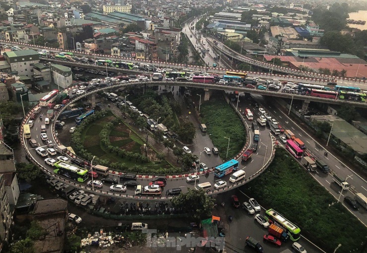 Vòng xoay nhánh lên cầu Vĩnh Tuy phía nội thành lúc 15 giờ ngày 11/9.