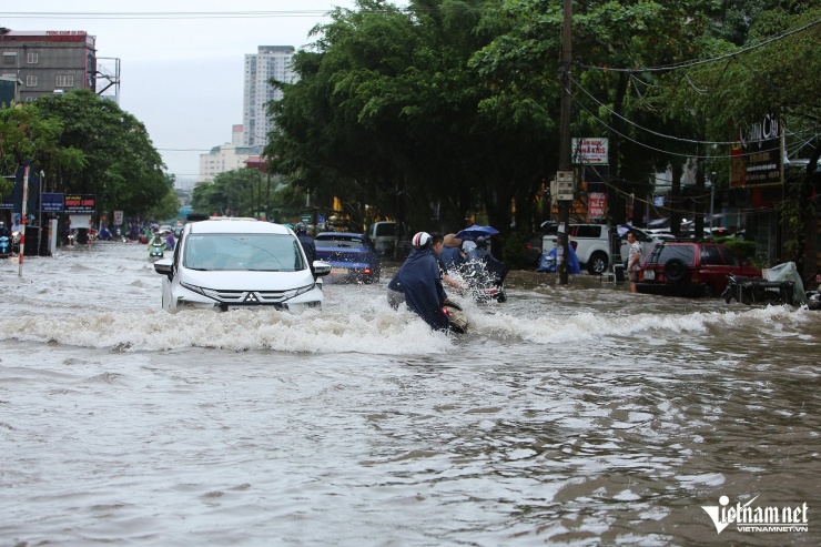 Thời tiết miền Bắc còn mưa lớn. Ảnh ngập úng ở Hà Nội những ngày gần đây: Đình Hiếu