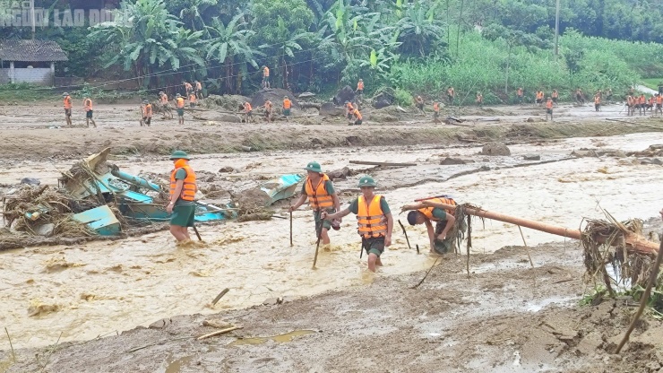 Do trời mưa, nước trên núi Con Voi vẫn đổ xuống khiến cho công tác tìm kiếm gặp rất nhiều khó khăn