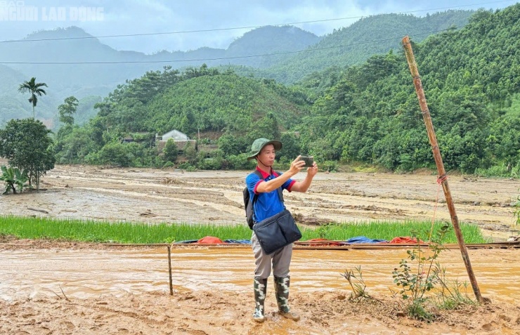 Phóng viên Văn Duẩn Báo Người Lao Động tác nghiệp tại hiện trường