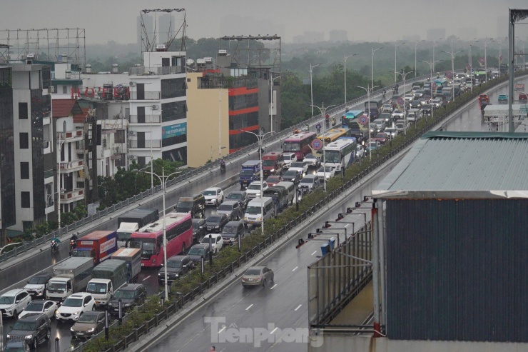 Do mưa lũ kéo dài và hai cầu Long Biên, Chương Dương hạn chế phương tiện, lượng xe cộ đổ dồn sang cầu Vĩnh Tuy khiến cây cầu này ùn tắc nghiêm trọng trong chiều 11/9.